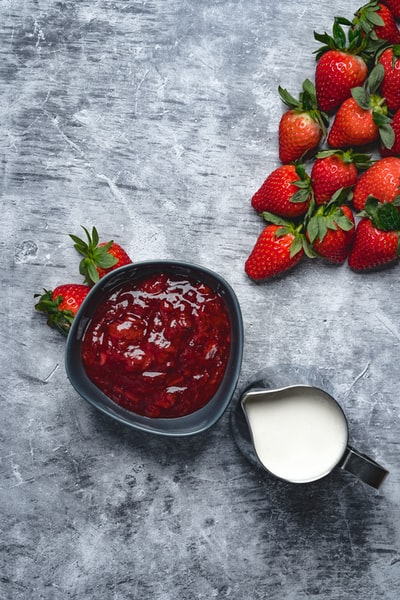 The stainless steel bowl of strawberries
